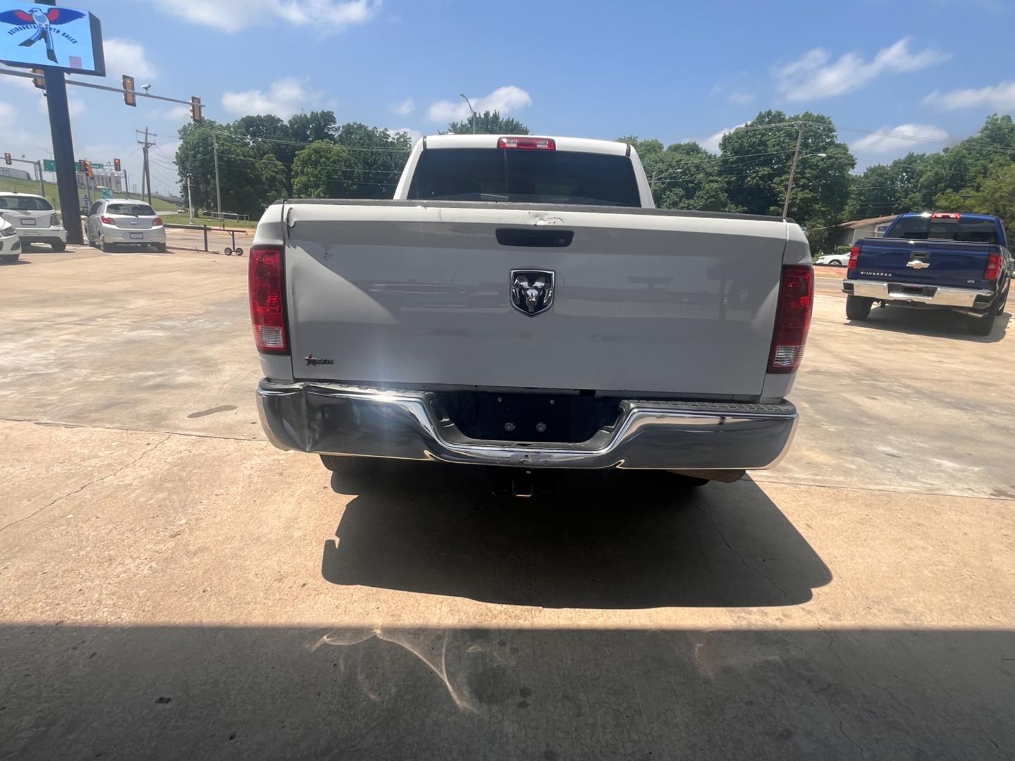 2018 WHITE RAM 1500 Tradesman Quad Cab 2WD (1C6RR6FG9JS) with an 3.6L V6 DOHC 24V FFV engine, 8A transmission, located at 8101 E. Skelly Dr., Tulsa, OK, 74129, (918) 592-3593, 36.121891, -95.888802 - Photo#4